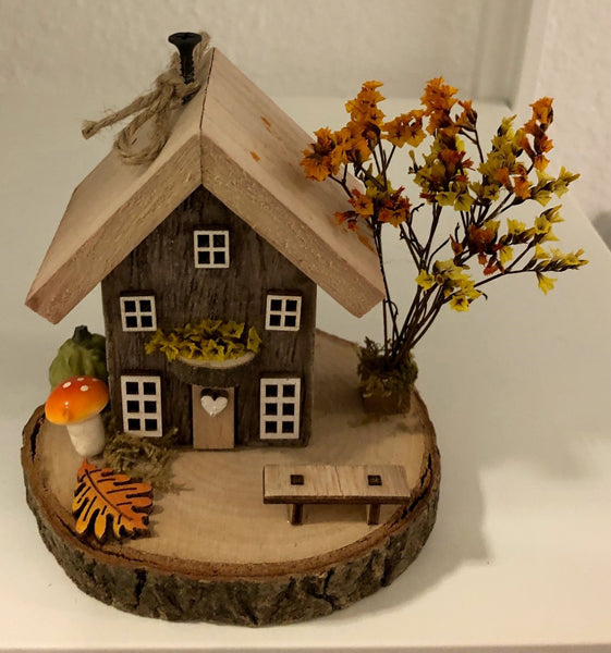 Haus auf Holzscheibe, Herbst